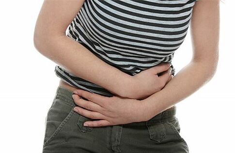 Dor abdominal debido a vermes no corpo